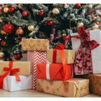 Ajándékok a karácsonyfa alá