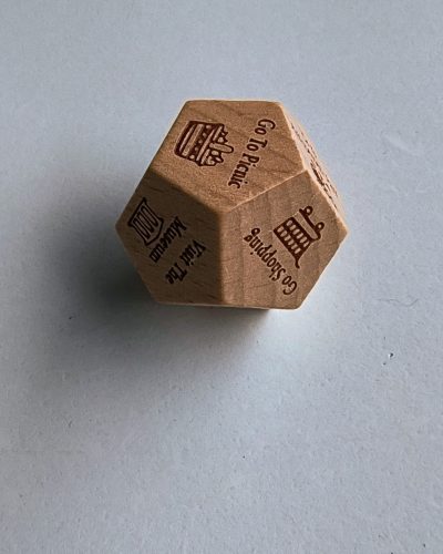 Tréfás 12 oldalú nagy méretű fa kocka (dodekaéder) hétvégi kikapcsolódási lehetőségekkel K12 D12  kb40 mm