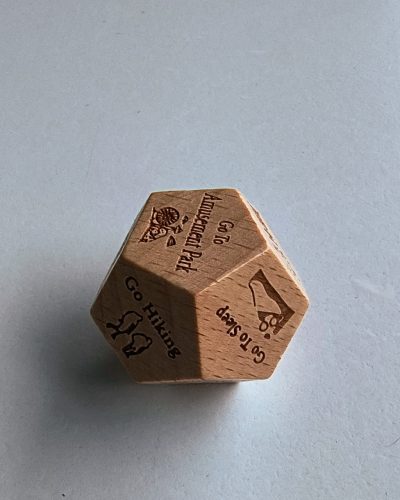Tréfás 12 oldalú nagy méretű fa kocka (dodekaéder) hétvégi kikapcsolódási lehetőségekkel K12 D12  kb40 mm