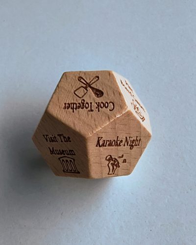 Tréfás 12 oldalú nagy méretű fa kocka (dodekaéder) hétvégi kikapcsolódási lehetőségekkel K12 D12  kb40 mm
