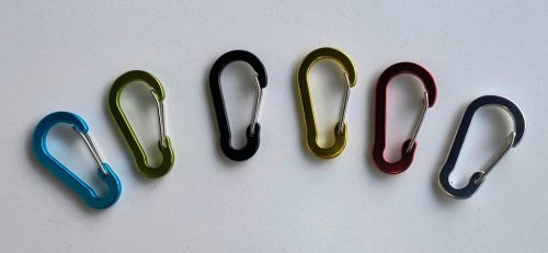 Design karabíner és kulcskarika (lapított profil, eloxált metálfény)