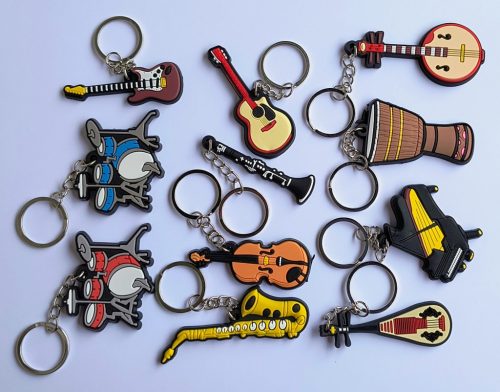 Hangszer alakú kulcstartó