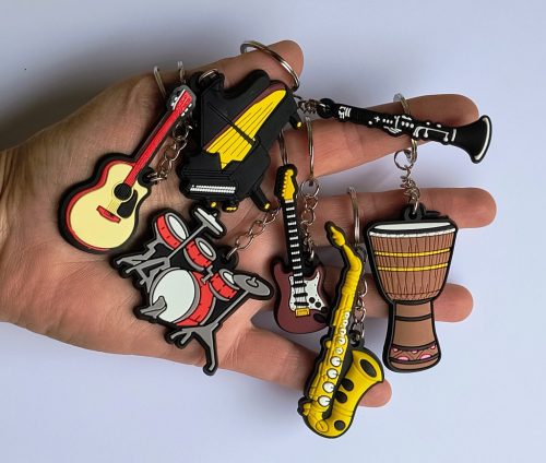 Hangszer alakú kulcstartó