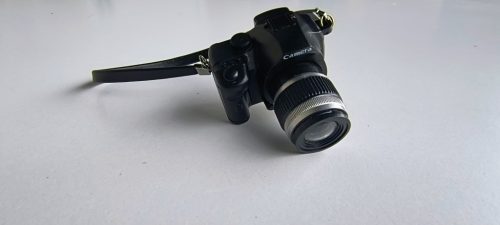 Fényképezőgép kulcstartó (villan, kattan gombnyomásra)